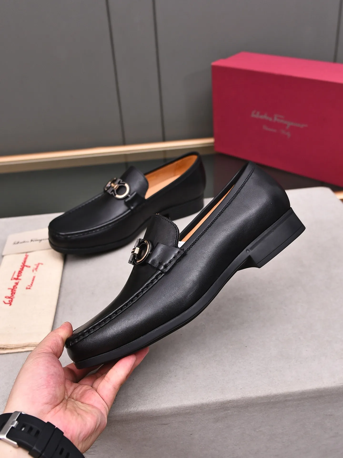 Factory: 250 [Original running volume quality] Brand: Ferragamo (Ferragamo) Size: Men's size 38/44 (45 can be customized) Grade: Same style as the official website High-end quality men's shoes Material: Original first-layer calfskin Water-dyed cowhide lining Original outsole Style category: Men's fashion formal business casual leather shoes Slip-on men's shoes high-top series Young fashion European and American trends British style Casual matching Comfortable feet